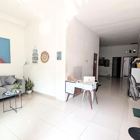 Homey Guesthouse Kertajaya  Surabaya Luaran gambar
